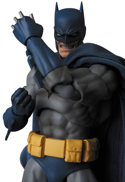 可動式フィギュアスタンド付属MAFEX マフェックス No.105 BATMAN バットマン “HUSH”